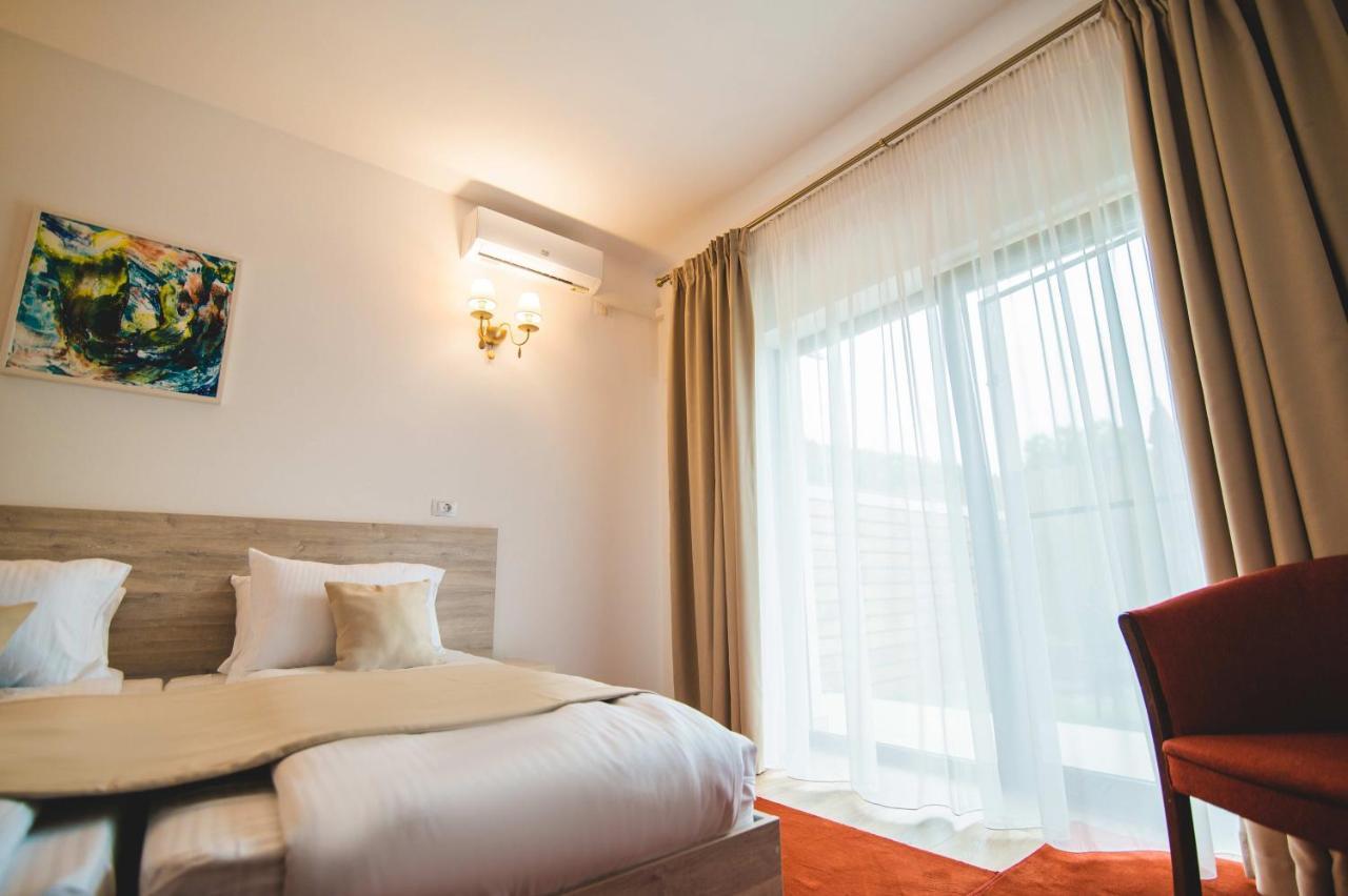 Hotel Class Brezoi Luaran gambar
